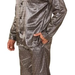 Normann Pyjama Edler Herren Satin Pyjama, Durchknöpfbarer Schlafanzug In Minimal-Optik 10 Normann Pyjama Edler Herren Satin Pyjama, Durchknöpfbarer Schlafanzug In Minimal-Optik -Zimmerli Geschäft 17bdb09d dc56 553a b30e c2f59ba48884 scaled
